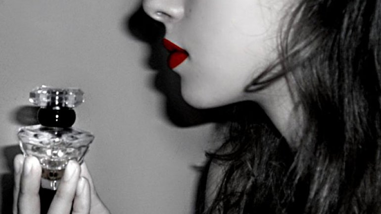 Mujer sensual perfumandose