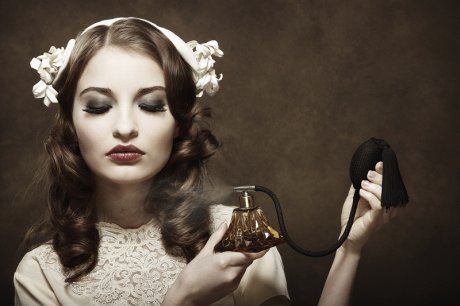 Mujer Rociandose Perfume